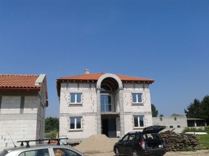 dom klasyczny z dachówką portugalką - staroklasztorną - spanish tile warsaw