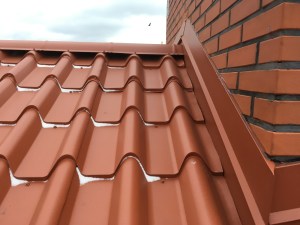 Blacha Armorium Purex ceglast 8004 z Ruukki wygląda imponująco i ma gwarancję 40 lat.