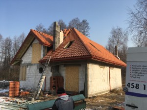 Dachówka Staroklasztorna ( Portugalka) na dachu - blisko zakończenia. dachówki dach kopertowy ceramiczna