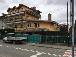 Prace rozpoczynamy od instalacji rusztowań.