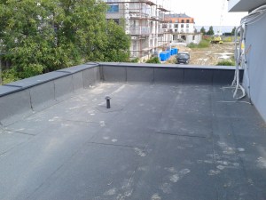 taras docieplony dach płaski obróbki blacharskie wełna mineralna kliny na rąbek na tarasie kominek wentylacyjny