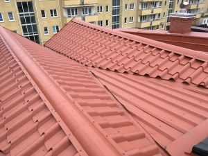 Ze względu na małe nachylenie dachu między lukarnami zastosowaliśmy porządną papę zgrzewalną i blachę T35.