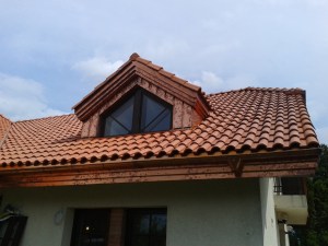ładny dach dachówka portugalka staroklasztorna śródziemnomorska typ śródziemnomorski